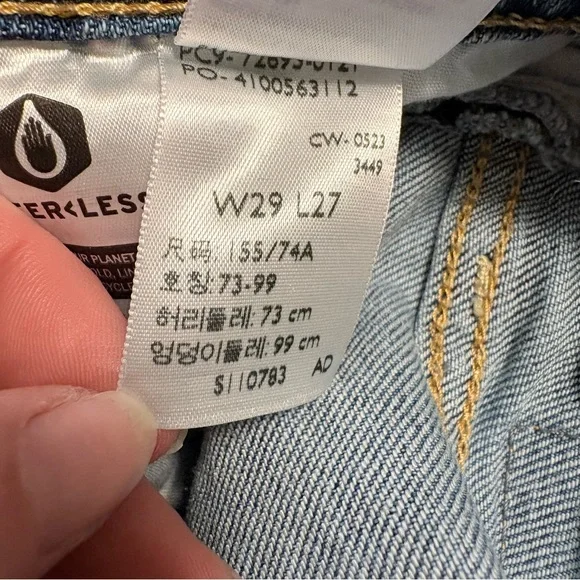 Levi's Women's Cropped Blue Jeans - Picture 7 of 7